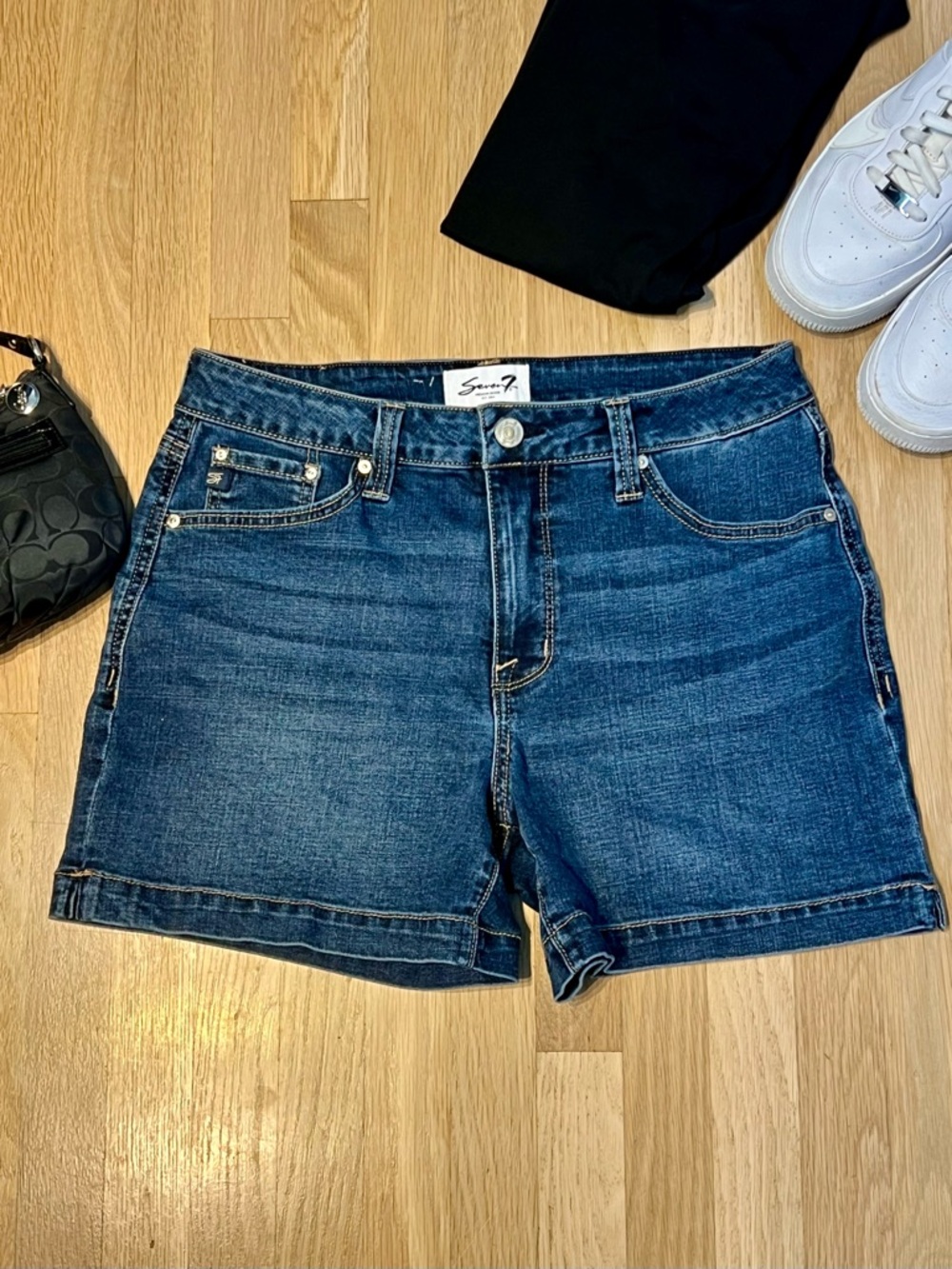 Seven7 High Rise Weekend Shorts Size 6 Dark Wash 4” Inseam Stretch Denim - Picture 3 of 15